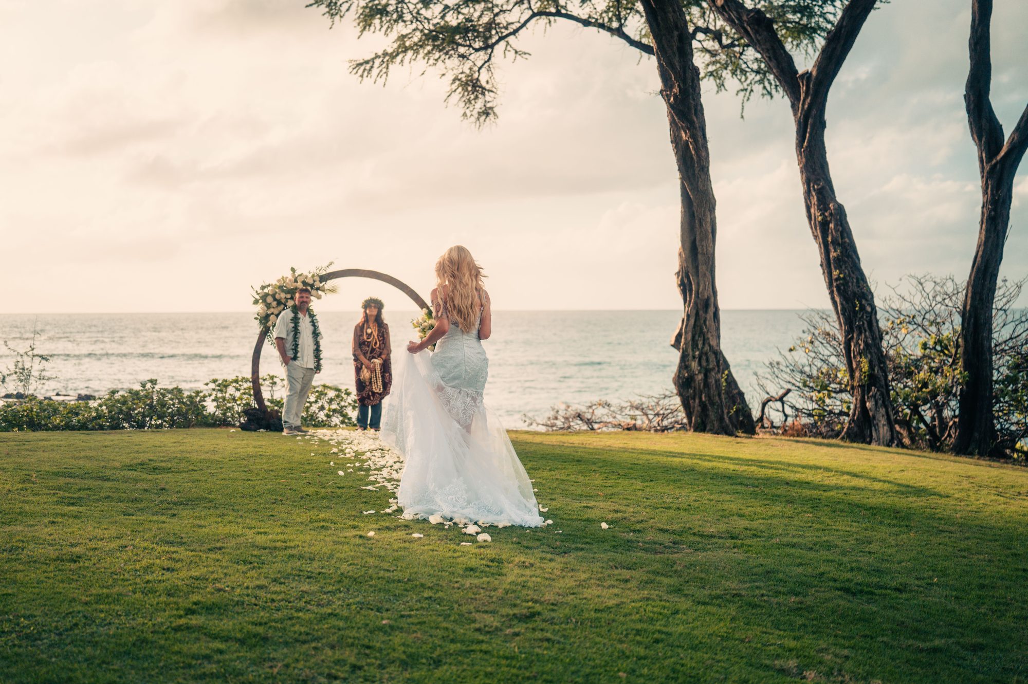 Newlywed couple photographed by Wailea Photo